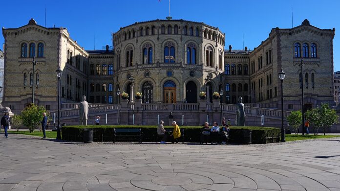 Norvegia amplia il divieto social per minorenni a giochi e Norvegia amplia il divieto social per minorenni a giochi e app di messaggistica