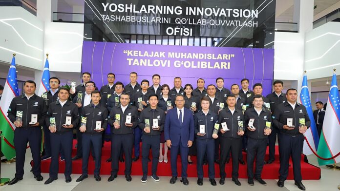 Giovani inventori uzbeki: guanto parlante, drone e salute a 90 Giovani inventori uzbeki: guanto parlante, drone e salute a 90 secondi