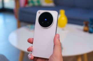 The vivo X500 Pro in the hand