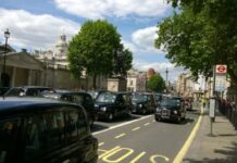 Uber vince la battaglia legale contro i tassisti londinesi: ritardi nelle cause annullano la richiesta di £340 milioni Uber vince la battaglia legale contro i tassisti londinesi: ritardi nelle cause annullano la richiesta di £340 milioni