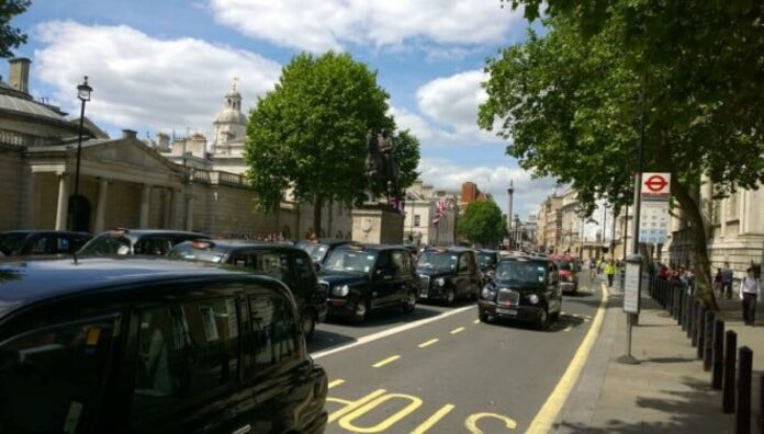 Uber vince la battaglia legale contro i tassisti londinesi: ritardi Uber vince la battaglia legale contro i tassisti londinesi: ritardi nelle cause annullano la richiesta di £340 milioni