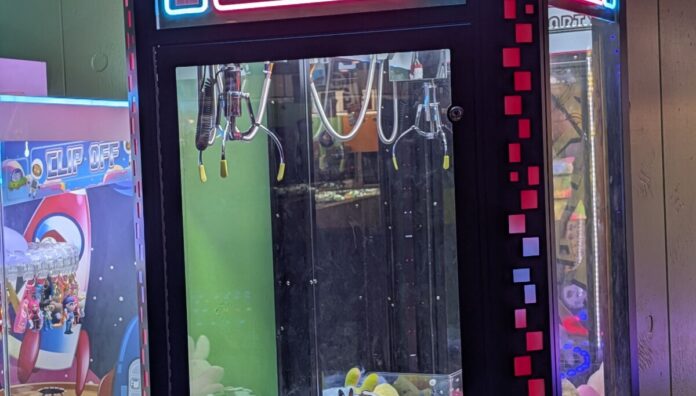 Un'arcade claw machine incappa nel "blue screen of death" di Un'arcade claw machine incappa nel "blue screen of death" di Android